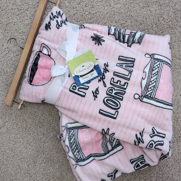 Gilmore Girls Gift Bundle - Cozy Blanket, XL Mug, 6 Pack Scalloped Socks 🧦 - Picture 2 of 13